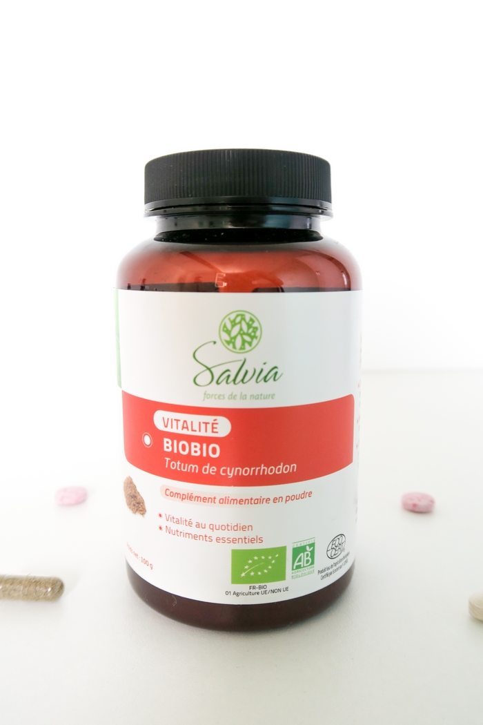 La santé naturelle passe par l’assiette mais les compléments alimentaires sont souvent bien utiles pour donner un petit coup de pouce. La phytothérapie est une des techniques utilisées en naturopathie. Quels compléments prendre pour améliorer sa vitalité ? Comment faire le point sur ses éventuelles carences ? Comment se supplémenter quand on est végane ? Je vous parle de ce que prends de façon régulière et des cures que j’ai pu faire. Vitamine B12, zinc, oméga 3…