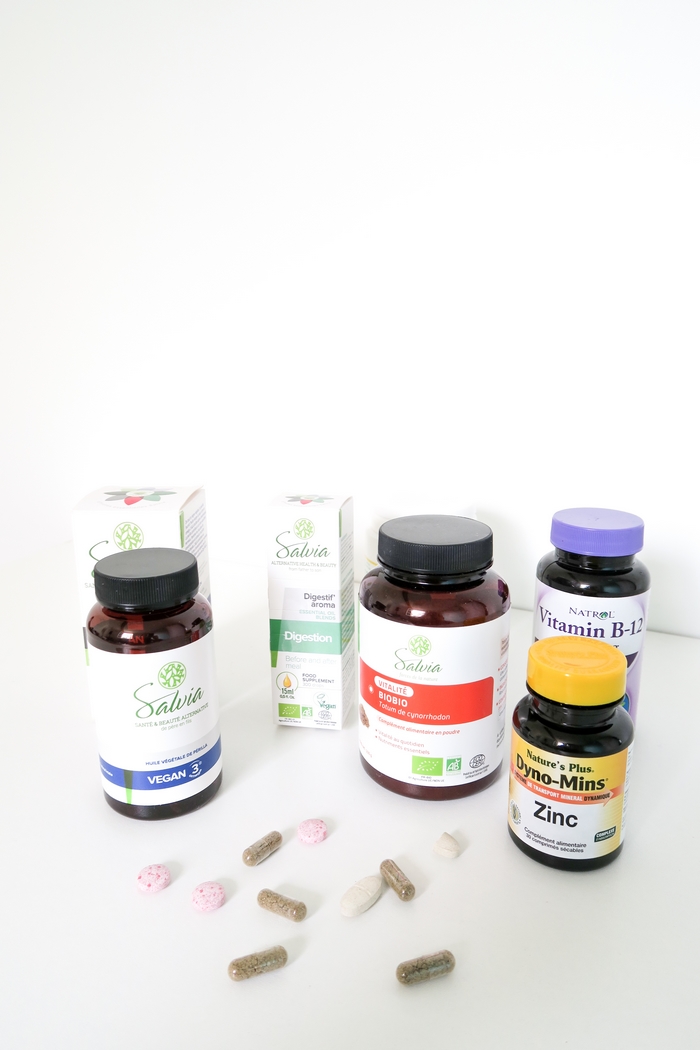 La santé naturelle passe par l’assiette mais les compléments alimentaires sont souvent bien utiles pour donner un petit coup de pouce. La phytothérapie est une des techniques utilisées en naturopathie. Quels compléments prendre pour améliorer sa vitalité ? Comment faire le point sur ses éventuelles carences ? Comment se supplémenter quand on est végane ? Je vous parle de ce que prends de façon régulière et des cures que j’ai pu faire. Vitamine B12, zinc, oméga 3…
