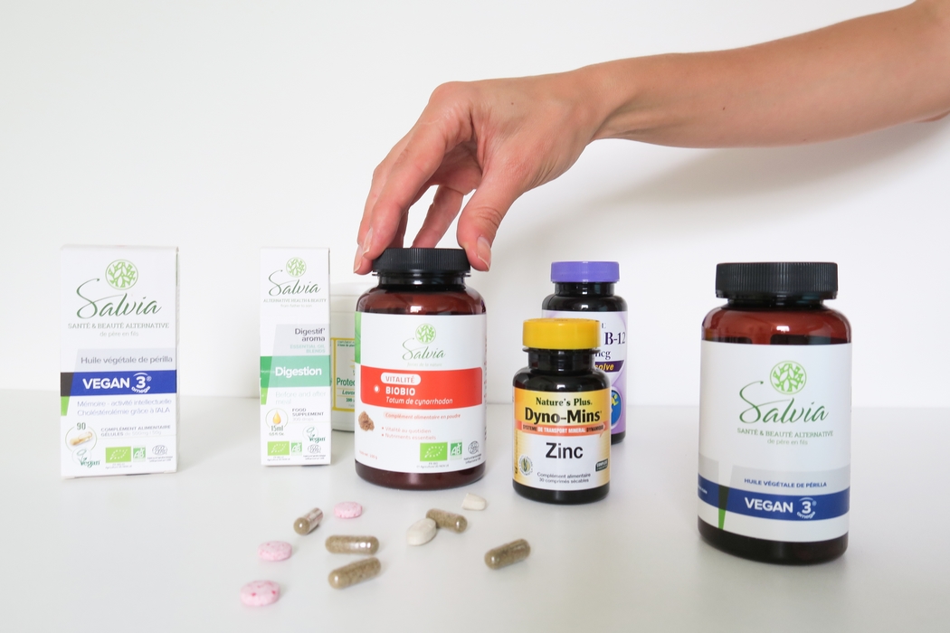 La santé naturelle passe par l’assiette mais les compléments alimentaires sont souvent bien utiles pour donner un petit coup de pouce. La phytothérapie est une des techniques utilisées en naturopathie. Quels compléments prendre pour améliorer sa vitalité ? Comment faire le point sur ses éventuelles carences ? Comment se supplémenter quand on est végane ? Je vous parle de ce que prends de façon régulière et des cures que j’ai pu faire. Vitamine B12, zinc, oméga 3…