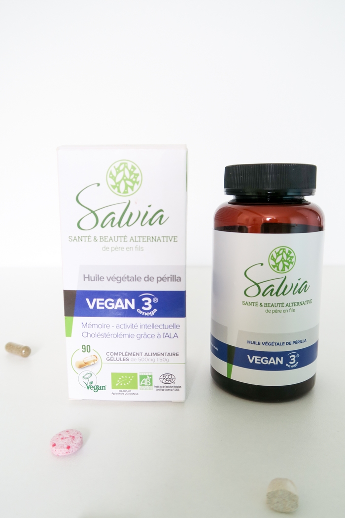 La santé naturelle passe par l’assiette mais les compléments alimentaires sont souvent bien utiles pour donner un petit coup de pouce. La phytothérapie est une des techniques utilisées en naturopathie. Quels compléments prendre pour améliorer sa vitalité ? Comment faire le point sur ses éventuelles carences ? Comment se supplémenter quand on est végane ? Je vous parle de ce que prends de façon régulière et des cures que j’ai pu faire. Vitamine B12, zinc, oméga 3…