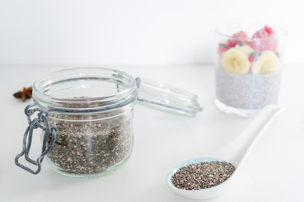 La graine de chia est devenue la mascotte de l’alimentation saine ! Ces petites graines noires ou blanches sont des superaliments (superfood en anglais), originaires d’Amérique Latine. Sans gluten, sans cholestérol, sans sodium, elles sont riches en nutriments, en fibres et en antioxydants. De vraies petites bombes naturelles pour booster l’énergie et l’immunité en toute saison ! On les consomme dans les jus, les smoothies ou encore sur les salades. Les graines de chia font aussi le bonheur des véganes car elles s’utilisent en pâtisserie pour remplacer les œufs.