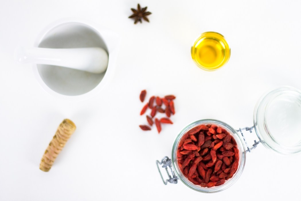 Issue de la tradition indienne et utilisée depuis plus de 5000 ans, l'Ayurveda est en fait l'une des plus vieilles médecines du monde. Tout comme la naturopathie, il s'agit d'une médecine holistique, qui considère l'être humain dans son ensemble et cherche à soigner la cause des maux plutôt que de se concentrer uniquement sur les effets indésirables de la maladie. Elle se base sur des doshas et la Prakriti, eux-mêmes issus des cinq mahabhuta, les cinq éléments.