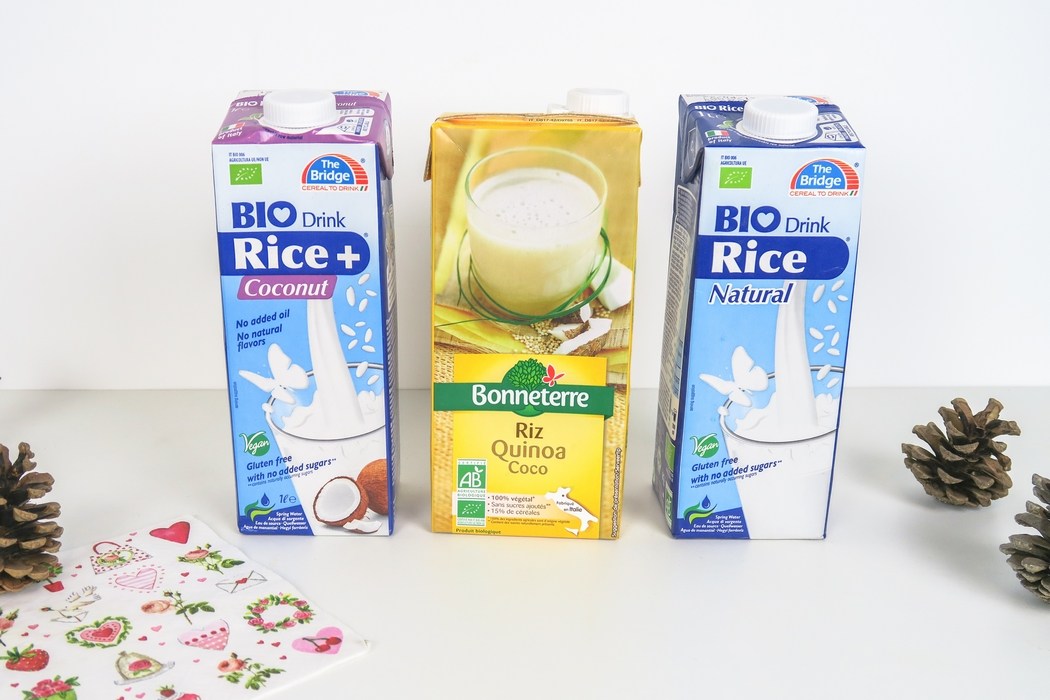Le lait d'origine animale est de plus en plus souvent montré du doigt, à la fois pour des raisons éthiques et de santé. No stress ! Le rayon des laits végétaux est bien fourni. Des saveurs variées et des associations originales sauront sans nul doute ravir les papilles les plus exigeantes. On trouve à présent du lait végétal en magasins bio ou dans n'importe quelle grande surface. Il existe du lait de riz, avoine, soja, amande, noisette, épeautre... ou encore des mélanges de plusieurs céréales. On a vraiment l'embarras du choix ! Et pour ce qui est du calcium ? Pas de panique, au contraire, celui des végétaux est mieux assimilé. Pour les animaux, pour la planète, pour les humains, dessinons un monde végane…