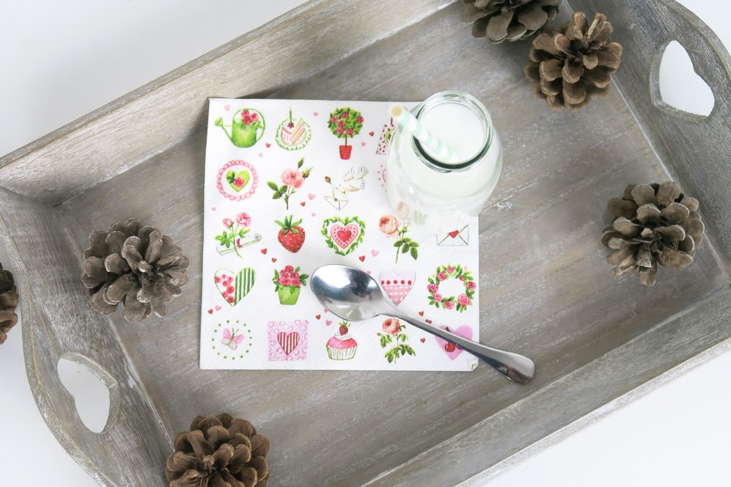 Le lait d'origine animale est de plus en plus souvent montré du doigt, à la fois pour des raisons éthiques et de santé. No stress ! Le rayon des laits végétaux est bien fourni. Des saveurs variées et des associations originales sauront sans nul doute ravir les papilles les plus exigeantes. On trouve à présent du lait végétal en magasins bio ou dans n'importe quelle grande surface. Il existe du lait de riz, avoine, soja, amande, noisette, épeautre... ou encore des mélanges de plusieurs céréales. On a vraiment l'embarras du choix ! Et pour ce qui est du calcium ? Pas de panique, au contraire, celui des végétaux est mieux assimilé. Pour les animaux, pour la planète, pour les humains, dessinons un monde végane…