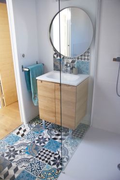 A quoi ressemble la salle de bain idéale ? Celle qui est à la fois écologique et moderne, et dans laquelle on passerait bien deux heures à barboter, se gommer, se masser, se chouchouter ? Bien pensée, agencée avec soin, décorée avec style, elle est belle, fonctionnelle, lumineuse et épurée. C’est la salle de bain minimaliste et zéro déchet.