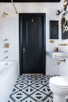 A quoi ressemble la salle de bain idéale ? Celle qui est à la fois écologique et moderne, et dans laquelle on passerait bien deux heures à barboter, se gommer, se masser, se chouchouter ? Bien pensée, agencée avec soin, décorée avec style, elle est belle, fonctionnelle, lumineuse et épurée. C’est la salle de bain minimaliste et zéro déchet.
