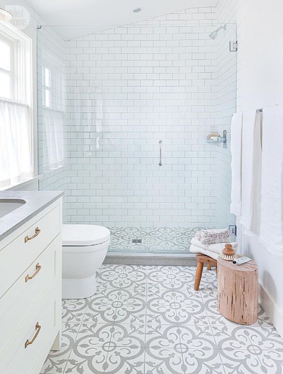 A quoi ressemble la salle de bain idéale ? Celle qui est à la fois écologique et moderne, et dans laquelle on passerait bien deux heures à barboter, se gommer, se masser, se chouchouter ? Bien pensée, agencée avec soin, décorée avec style, elle est belle, fonctionnelle, lumineuse et épurée. C’est la salle de bain minimaliste et zéro déchet.