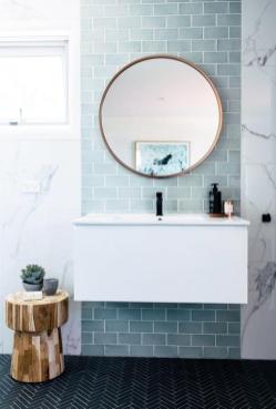 A quoi ressemble la salle de bain idéale ? Celle qui est à la fois écologique et moderne, et dans laquelle on passerait bien deux heures à barboter, se gommer, se masser, se chouchouter ? Bien pensée, agencée avec soin, décorée avec style, elle est belle, fonctionnelle, lumineuse et épurée. C’est la salle de bain minimaliste et zéro déchet.