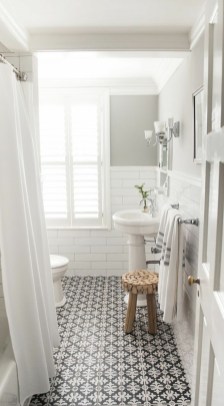 A quoi ressemble la salle de bain idéale ? Celle qui est à la fois écologique et moderne, et dans laquelle on passerait bien deux heures à barboter, se gommer, se masser, se chouchouter ? Bien pensée, agencée avec soin, décorée avec style, elle est belle, fonctionnelle, lumineuse et épurée. C’est la salle de bain minimaliste et zéro déchet.