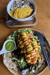 Koh Phangan : un nom qui évoque le dépaysement, la plage, la Full Moon Party... Et surtout le paradis des vegans et des personnes en quête de sens. Venez, je vous partage mes coups de coeur : restaurants vegans, plages, hébergements et bons conseils.