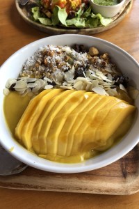 Koh Phangan : un nom qui évoque le dépaysement, la plage, la Full Moon Party... Et surtout le paradis des vegans et des personnes en quête de sens. Venez, je vous partage mes coups de coeur : restaurants vegans, plages, hébergements et bons conseils.
