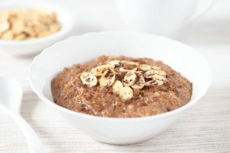 Un porridge chocolat amande hyper gourmand et équilibré, ça te dit ? L'essence de la recette, c'est bien sûr les flocons d'avoine, un ingrédient économique et nourrissant qui peut servir de base à de nombreuses recettes : porridges, cookies, barres de céréales, pancakes, muffins, crumble, cake, soufflé, granola...