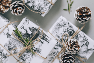 Voici 100 idées de cadeaux de Noël éthiques, ou en tout cas qui allient utilité, plaisir et bien-être : maison, cosmétiques, dév perso...